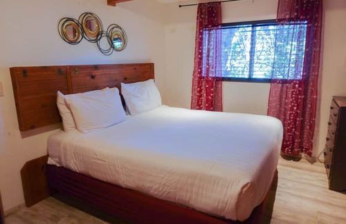 Crestline Cabina | Cozy Corner Cabin in Beautiful Crestline Ca. Walking Distance from Lake Gregory
