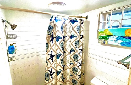 Estate Marys Fancy Casa | Spacious family friendly house, in quiet safe neighborhood. Huge yard and porch!