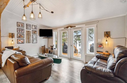 Queens Cabaña | Lakefront cottage with sandy beach, great decks, beautiful sunrise.