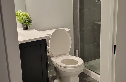 Ottawa Division Casa | 5 minutes walk to major shopping center, restaurants, pubs and bus station.