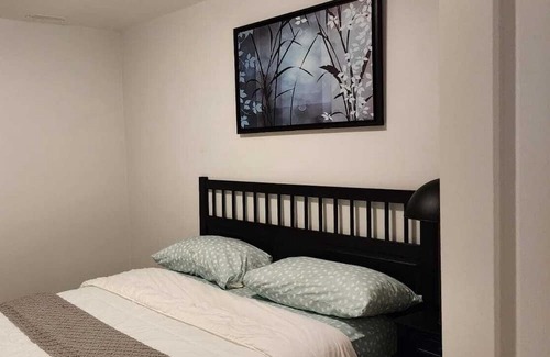 Ottawa Division Casa | 5 minutes walk to major shopping center, restaurants, pubs and bus station.