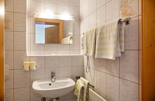 Oberau Apartamento | Apartment In A Hotel 'Landhaus Sonnenzauber Sonnenzauber2' with Mountain View and Wi-Fi