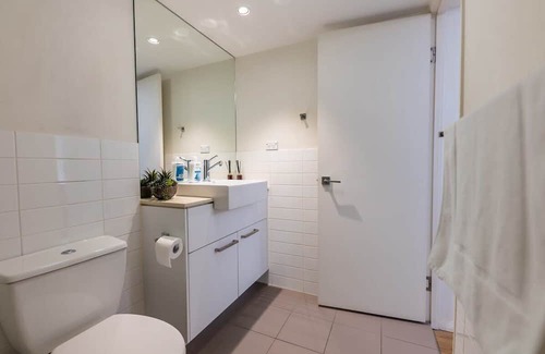 Woolloongabba Apartamento | Urban Luxury: City Apartment with Pool and Parking