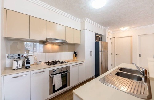 Woolloongabba Apartamento | Urban Luxury: City Apartment with Pool and Parking