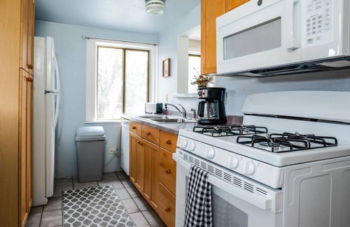 Como Casa | Crimson Cottage - 3BR & short walk to Lake Como!
