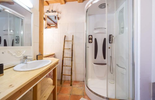 Saint-Colomban-des-Villards Apartamento | Apartment 'Grand Appartement' with Mountain View, Shared Terrace and Shared Garden