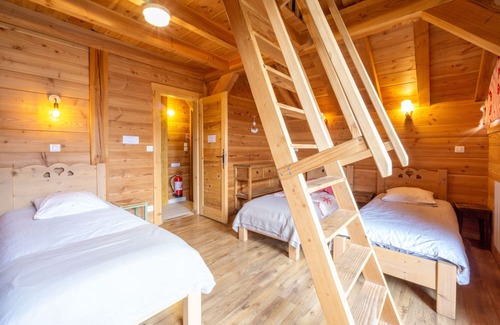 Saint-Colomban-des-Villards Apartamento | Apartment 'Grand Appartement' with Mountain View, Shared Terrace and Shared Garden