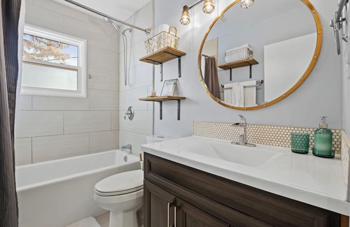 Northwest Calgary Casa | The Owl 3 Queen Beds PetFriendly FencedYard