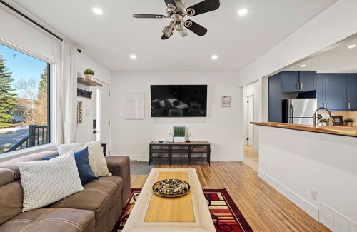 Northwest Calgary Casa | The Owl 3 Queen Beds PetFriendly FencedYard