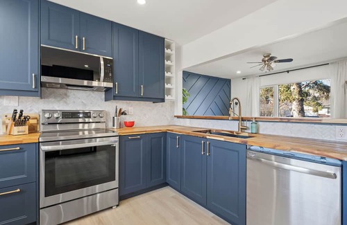 Northwest Calgary Casa | The Owl 3 Queen Beds PetFriendly FencedYard