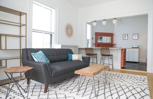 Parkside Apartamento | Modern Retreat in Historic Brick Building