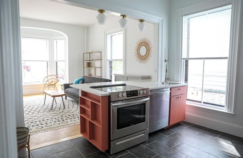 Parkside Apartamento | Modern Retreat in Historic Brick Building