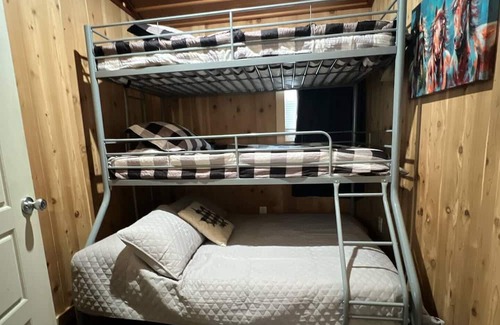 Cadet Cabina | Modern-Sheik Cabin in the Woods