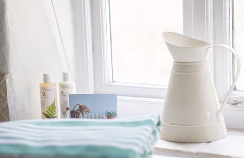 Barwick Cabaña | THE GRANARY, pet friendly, with a garden in Yeovil, Somerset