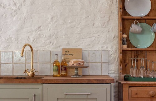 Barwick Cabaña | THE GRANARY, pet friendly, with a garden in Yeovil, Somerset