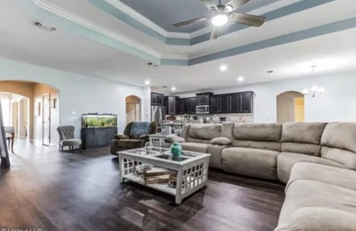 Gulfport Casa | 5 bedroom 3 full baths 6 miles from the beach.