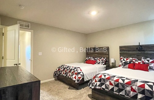 Pingree Grove Casa | LUXURY ENCHANTMENT TOWNHOME