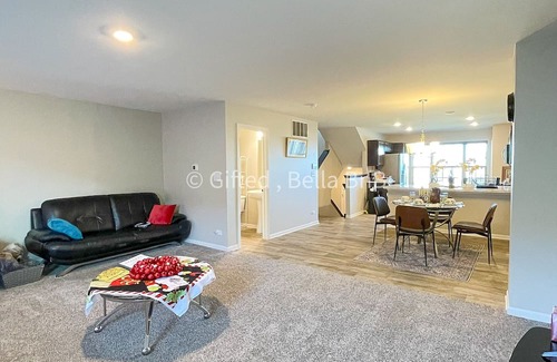 Pingree Grove Casa | LUXURY ENCHANTMENT TOWNHOME
