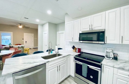 Riverside Heights Casa | Vibrant Tampa Retreat w/ Large Deck & Grill: Minutes from Top Attractions!