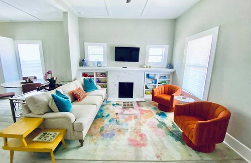 Riverside Heights Casa | Vibrant Tampa Retreat w/ Large Deck & Grill: Minutes from Top Attractions!