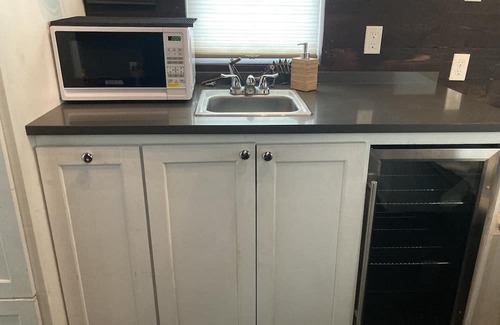 Elmendorf Apartamento | Tiny home nestled in a small patch of forest 20 minutes south of San Antonio.
