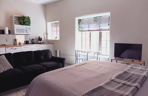 Tucson Apartamento | cozy queen hideaway is located in the historical down town Tucson area.