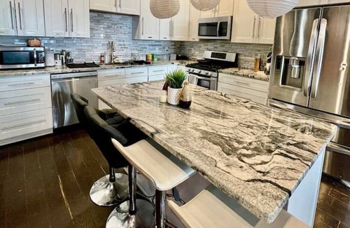 South Philadelphia Casa | Smart TV | Free W/D | Huge TV | Close to Airport | Affordable Room Rental