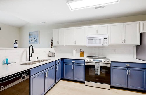 Keys Of Marsh Harbor Casa | Keys of Marsh Harbor townhome with pool/tennis access, private patio & fireplace