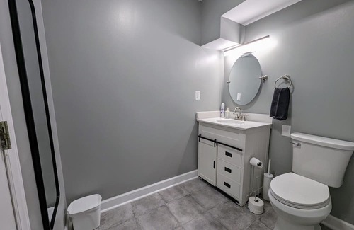 Paw Creek Apartamento | 8 minutes to Whitewater Center. Cozy Modern Apartment