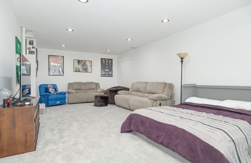 Cape Saint Claire Casa | Spacious basement apartment