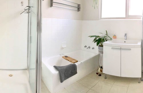 Hawthorn Apartamento | Beautiful 2BR Scotch-Hill retreat in leafy Hawthorn (4km to MCG, 6km to CBD)