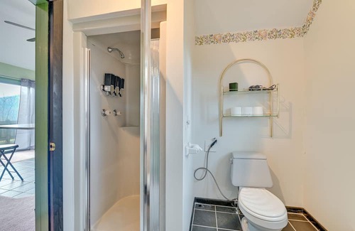 Bennington Apartamento | Charming Bennington Studio w/ Deck & Mountain View