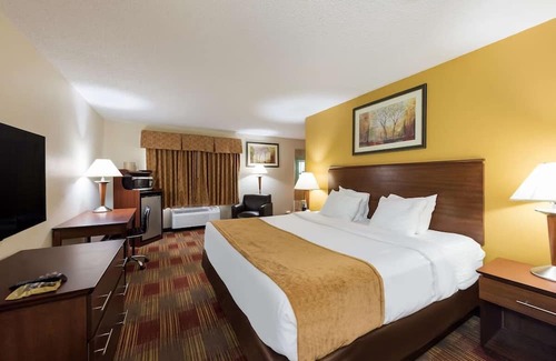 Hebron Casa | Convenient Business Hotel with Meeting Space, Heated Pool and Free Breakfast