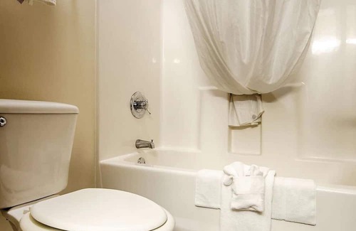 Hebron Casa | Convenient Business Hotel with Meeting Space, Heated Pool and Free Breakfast