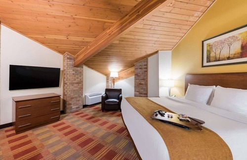 Hebron Casa | Cozy Stay with Free Parking, Near Newark Industrial Park and Local Attractions