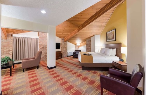 Hebron Casa | Cozy Stay with Free Parking, Near Newark Industrial Park and Local Attractions