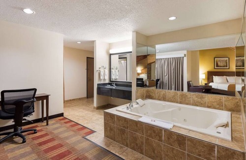 Hebron Casa | Stylish Renovated Hotel with Free Wi-Fi and Hot Breakfast, Close to I-70