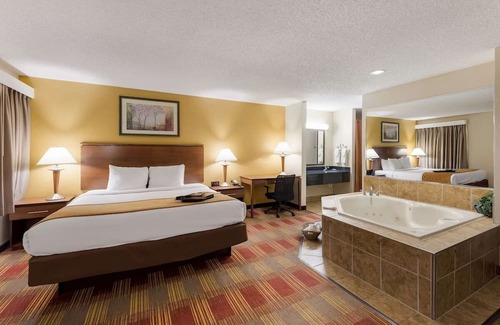 Hebron Casa | Stylish Renovated Hotel with Free Wi-Fi and Hot Breakfast, Close to I-70