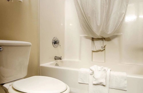 Hebron Casa | Ideal for I-70 Travelers: Modern Rooms w/ Smart TVs and Great Customer Service