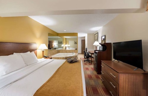 Hebron Casa | Ideal for I-70 Travelers: Modern Rooms w/ Smart TVs and Great Customer Service