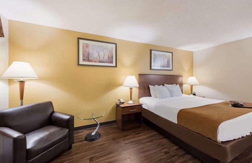 Hebron Casa | Easy I-70 Access, Your Home Away From Home With Hot Breakfast