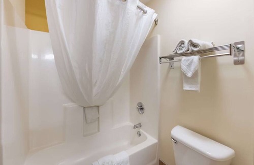 Hebron Casa | Close to I-70, Ideal For Business and Leisure, Indoor Heated Pool & Hot Tub