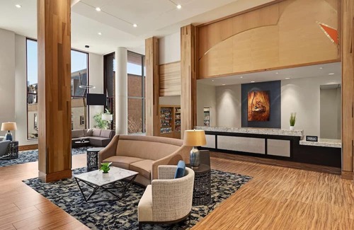 Spruce Hill Casa | Cozy Up in University City: Full Kitchen, Near Art & Franklin Institute! Parking