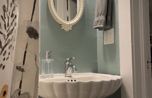 Oakley Casa | Private Suite: Walk to Biltmore and Breweries