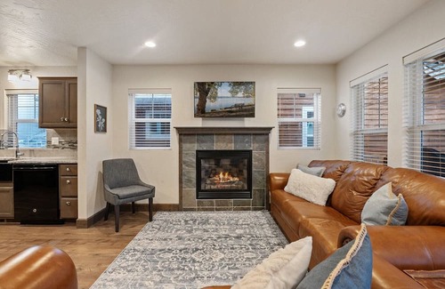 Dover Bay Casa | The Johnson House - 3 Bedrooms, 3 Baths Waterfront Parkside Bungalow