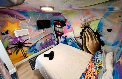 Wynwood Art District Casa | Cozy & Colorful Miami Art Canvas w/HotTub & Murals
