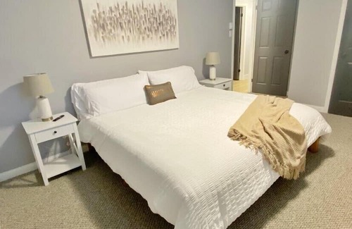 Fredericton Apartamento | This sweet 3 bedroom apartment is located 10 mins outside of town