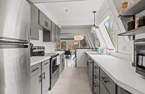 Forestdale Casa | Modern & Private Retreat, Walk To Snake Pond