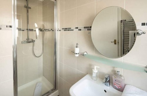 Thamesmead Casa | Orchard House: 4 Bed/3 Bath in Thamesmead