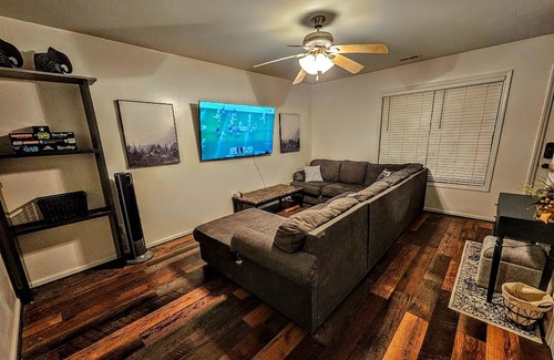 Jacksonville Casa | Luxurious Townhome by Camp Lejeune/Mall